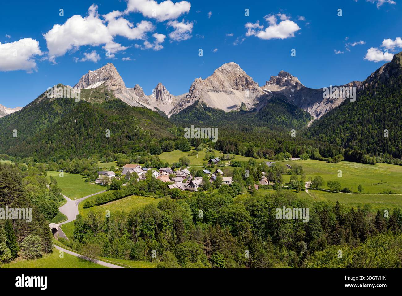 Village de la Jarjatte et sommets montagneux du massif de la Devoluy dans le parc du Vercors. Été à Drôme, Alpes françaises, France Banque D'Images