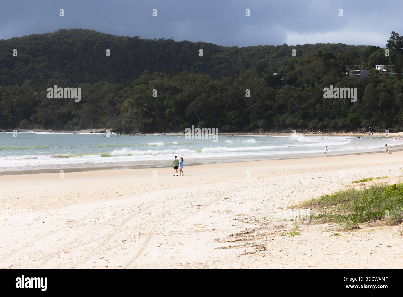 Noosa Heads, Australie - 12 mai 2025 : visiteurs de la côte sablonneuse de Noosa Heads Beach, Sunshine Coast, Queensland, Australie. Banque D'Images