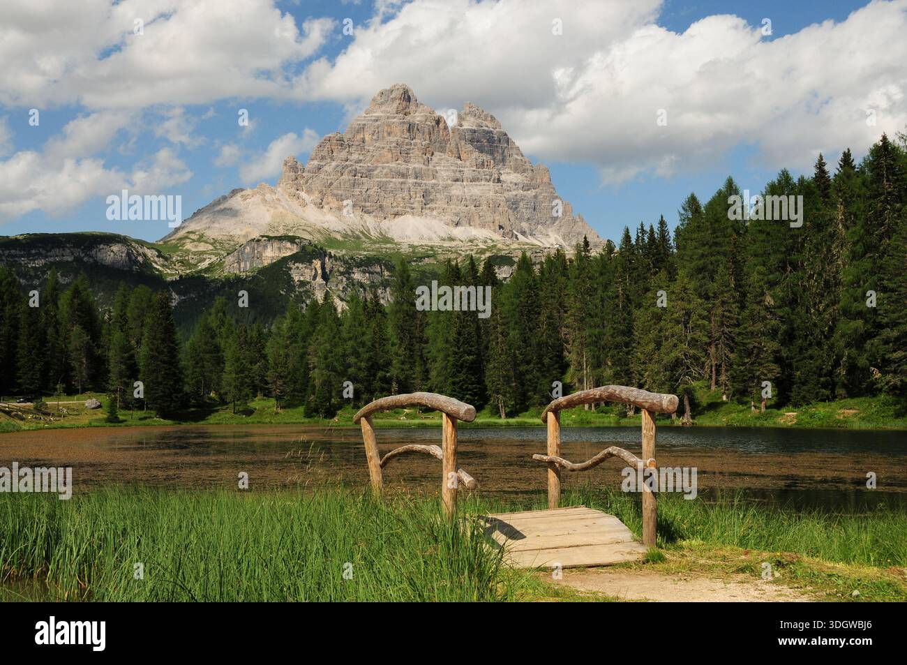 Le groupe de Dolomites Tre Cime di Lavaredo vu du lac Antorno. Vénétie, Italie. Banque D'Images