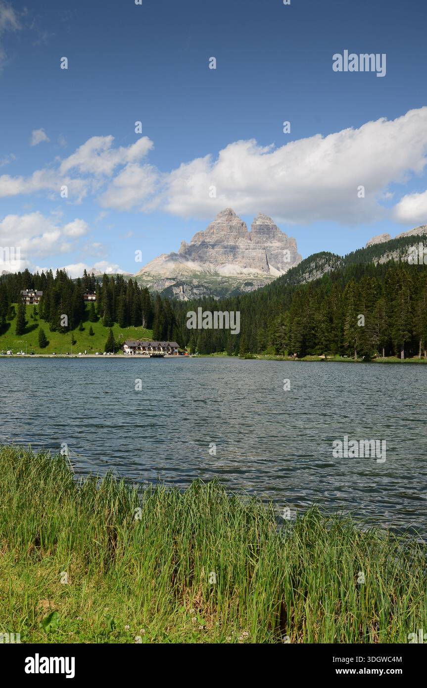Le groupe de Dolomites Tre Cime di Lavaredo vu du lac Misurina. Vénétie, Italie. Banque D'Images