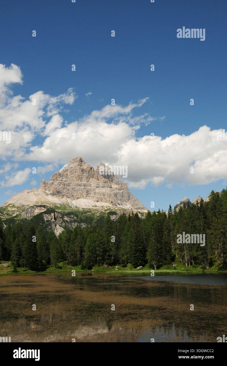 Le groupe de Dolomites Tre Cime di Lavaredo vu du lac Antorno. Vénétie, Italie. Banque D'Images