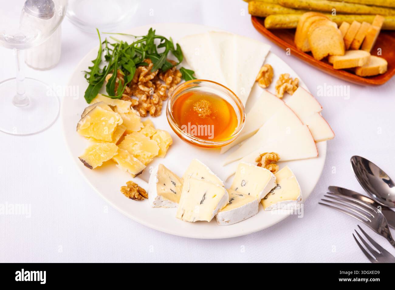 Différents types de fromage tranchés et servis sur l'assiette Banque D'Images