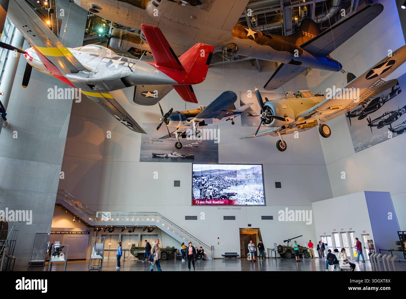 Visiteurs du US Freedom Pavillion, de la George H. W. Bush Aviation Gallery, du National WWII Museum, de la Nouvelle-Orléans, Louisiane, États-Unis Banque D'Images