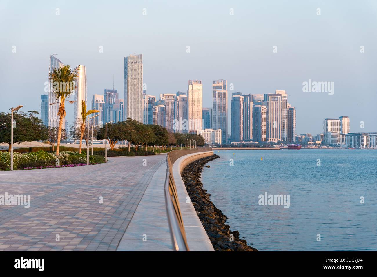 Skyline de Dubaï avec promenade en bord de mer à Creek Harbour Banque D'Images