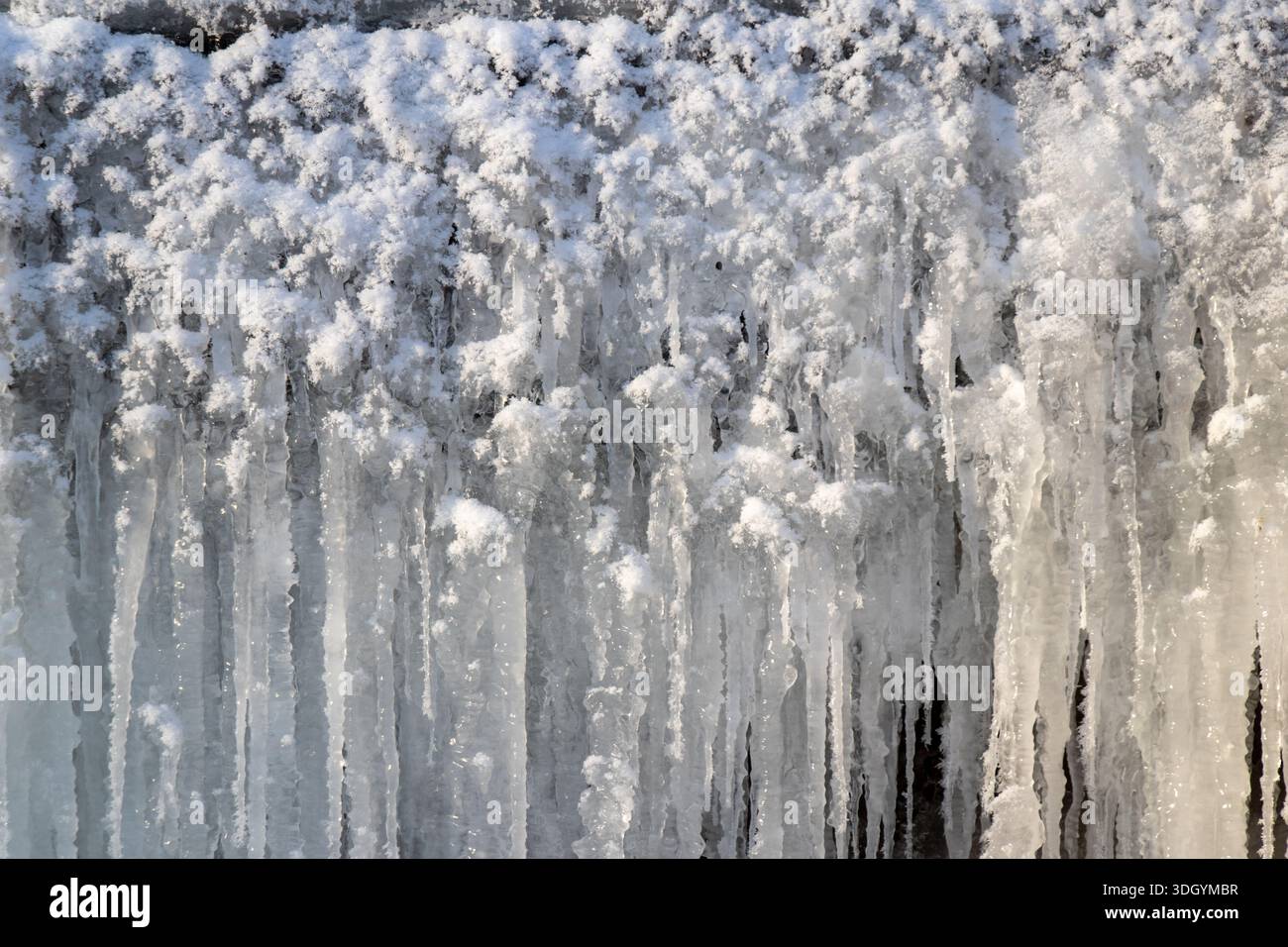 Texture de glace d'hiver avec glaçons suspendus Banque D'Images