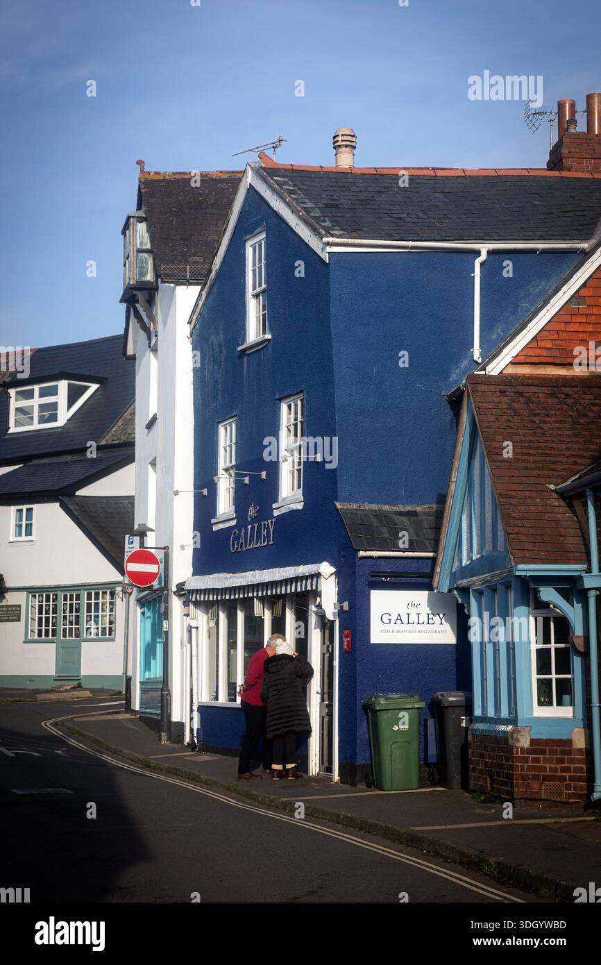 Topsham est une ville historique et pittoresque du Devon, en Angleterre, située sur la rive est de l'estuaire d'Exe, près d'Exeter. Connu pour son architecture de style hollandais, ses bâtiments du XVIIe siècle et son patrimoine maritime fort, Banque D'Images