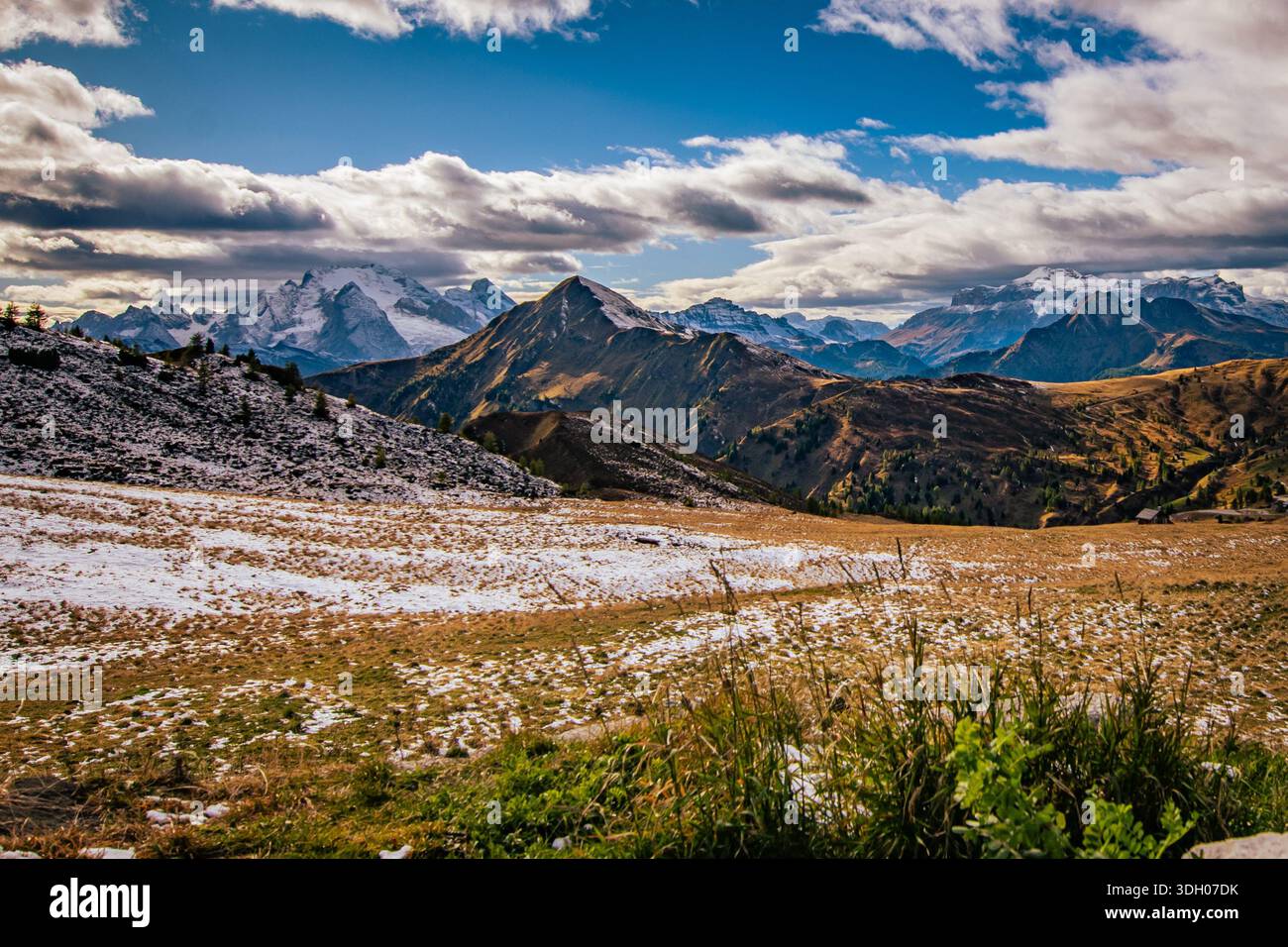 PASSO GIAU, DOLOMITES, ITALIE : vue sur le glacier Marmolada vu de Passo Giau, avec le sommet du Gran Vernel au premier plan. Marmolada est la hig Banque D'Images