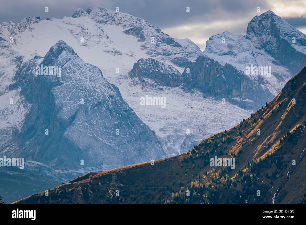 PASSO GIAU, DOLOMITES, ITALIE : vue sur le glacier Marmolada vu de Passo Giau, avec le sommet du Gran Vernel au premier plan. Marmolada est la hig Banque D'Images