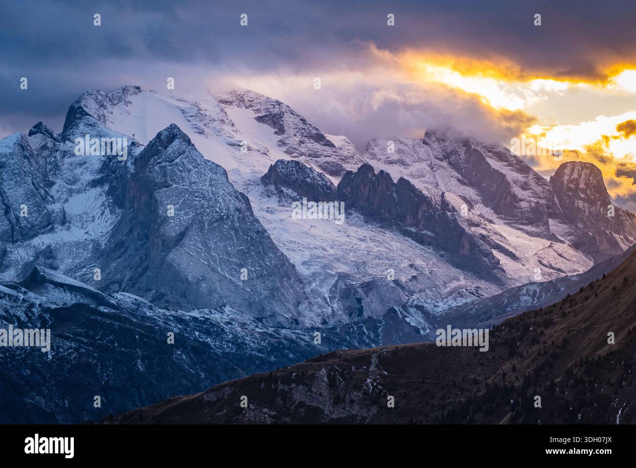 PASSO GIAU, DOLOMITES, ITALIE : vue sur le glacier Marmolada vu de Passo Giau, avec le sommet du Gran Vernel au premier plan. Marmolada est la hig Banque D'Images