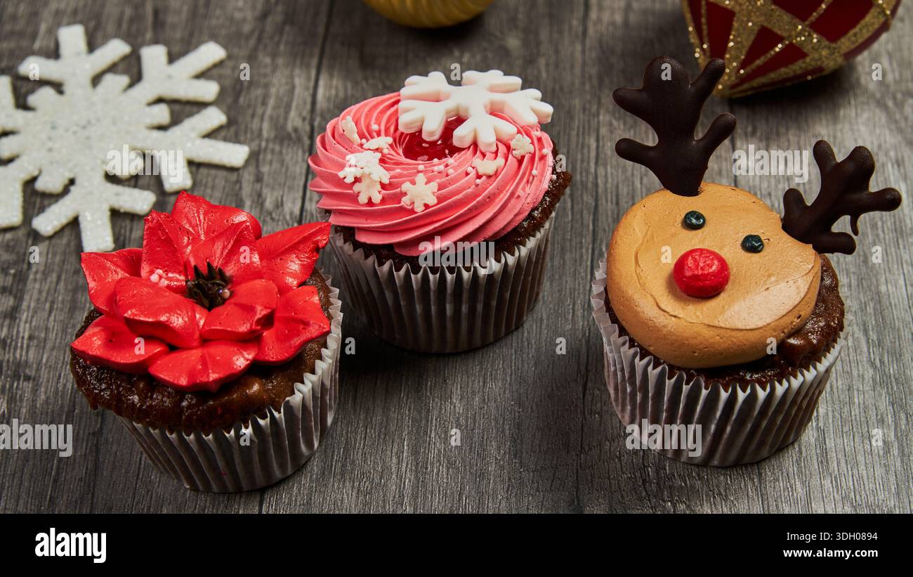 Cupcakes de Noël avec renne, fleur rouge et flocon de neige Banque D'Images