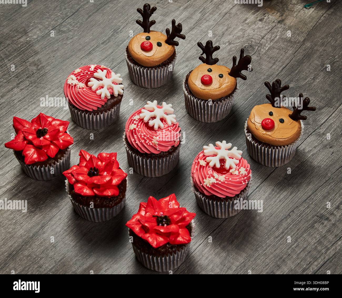 Arrangement créatif de cupcakes de Noël Banque D'Images