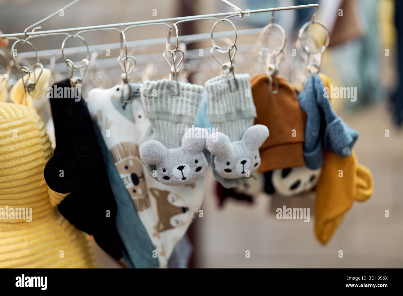 Vêtements de bébé suspendus avec des vêtements colorés Banque D'Images