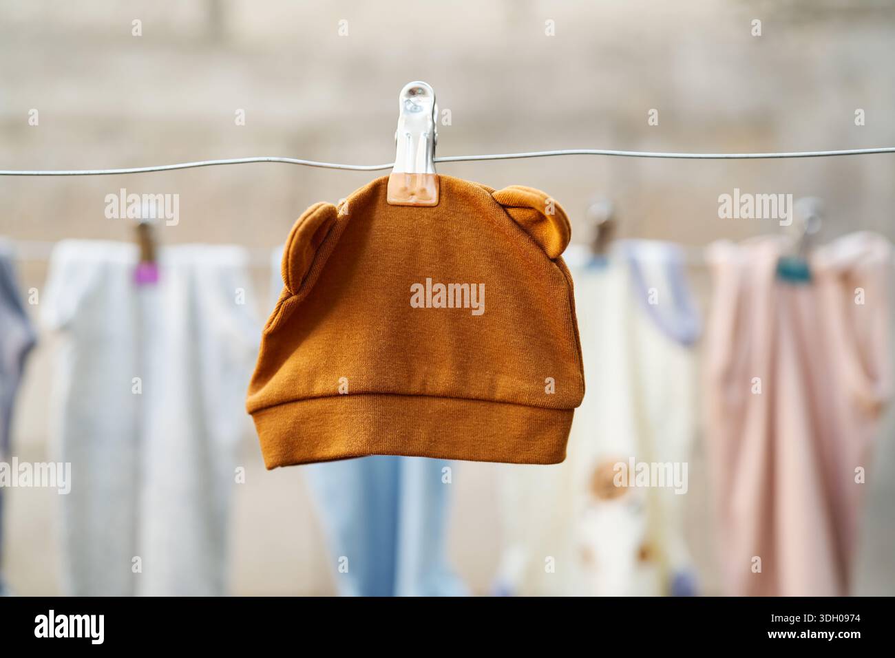 Chapeau de bébé suspendu à une corde à linge Banque D'Images