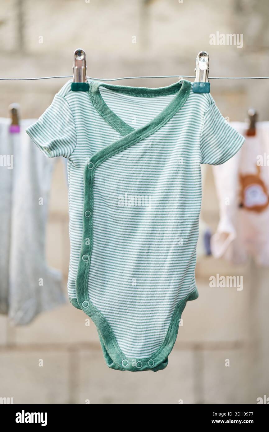 Body rayé pour bébé suspendu SOINS POUR BÉBÉ Banque D'Images