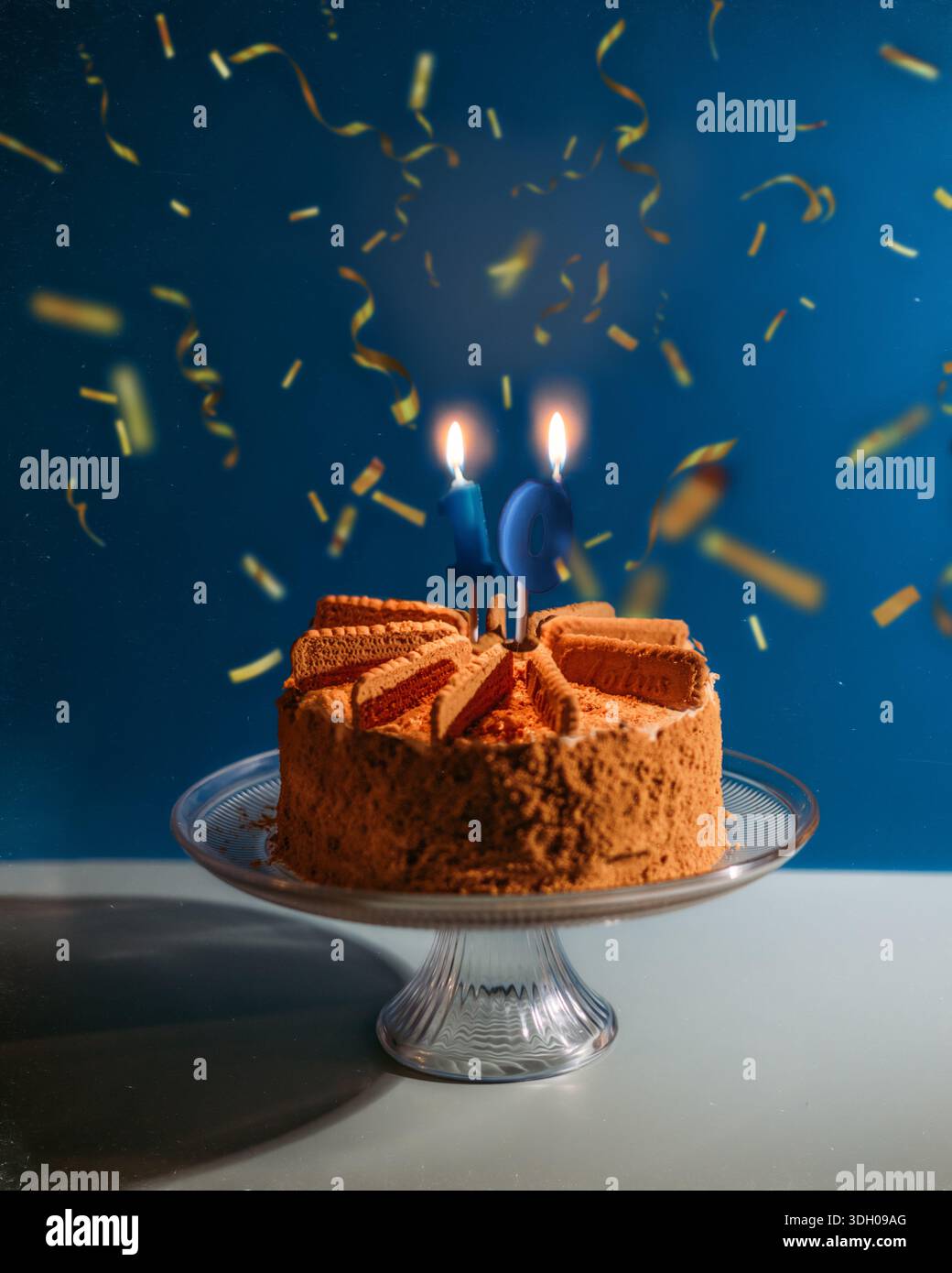 Gâteau d'anniversaire biscuit avec confettis et bougies Banque D'Images