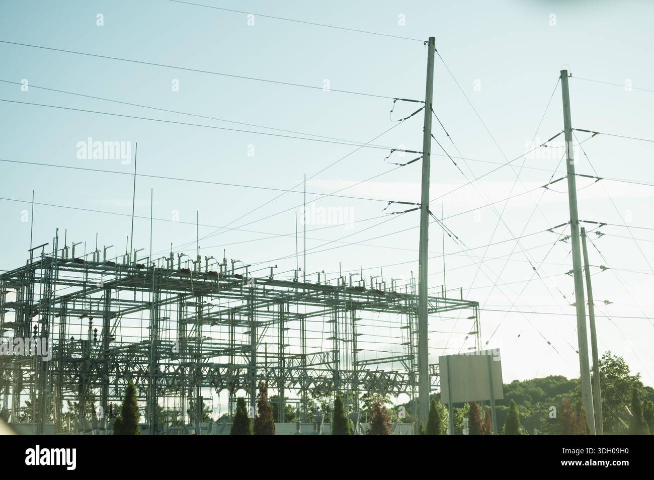 Sous-station électrique avec lignes électriques sous ciel dégagé Banque D'Images