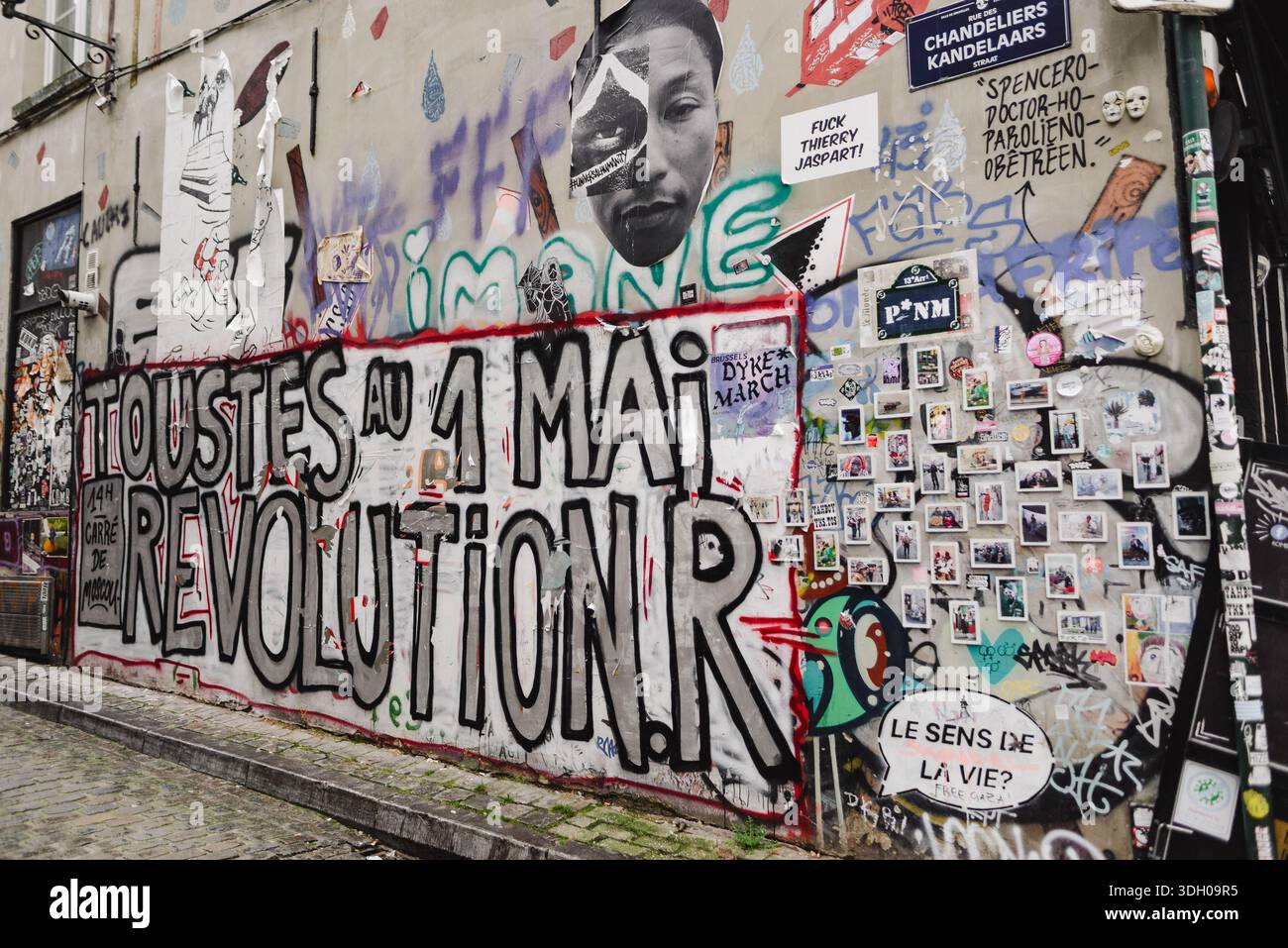 Mur couvert graffiti avec messages à Bruxelles Banque D'Images