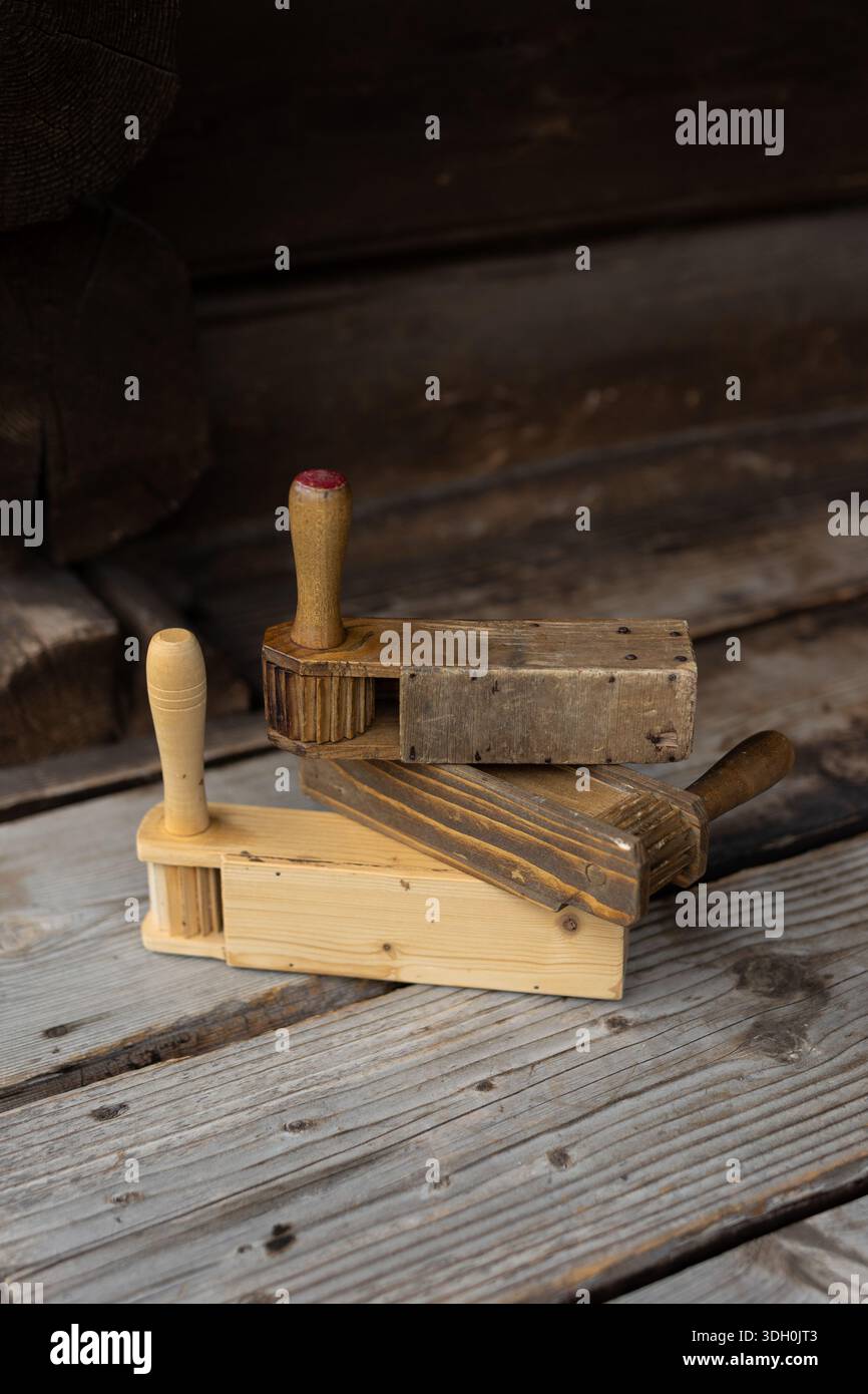 Cliquet artisanal traditionnel en bois. Instrument idiophone rotatif utilisé dans les traditions liturgiques (semaine Sainte) et folkloriques. Banque D'Images