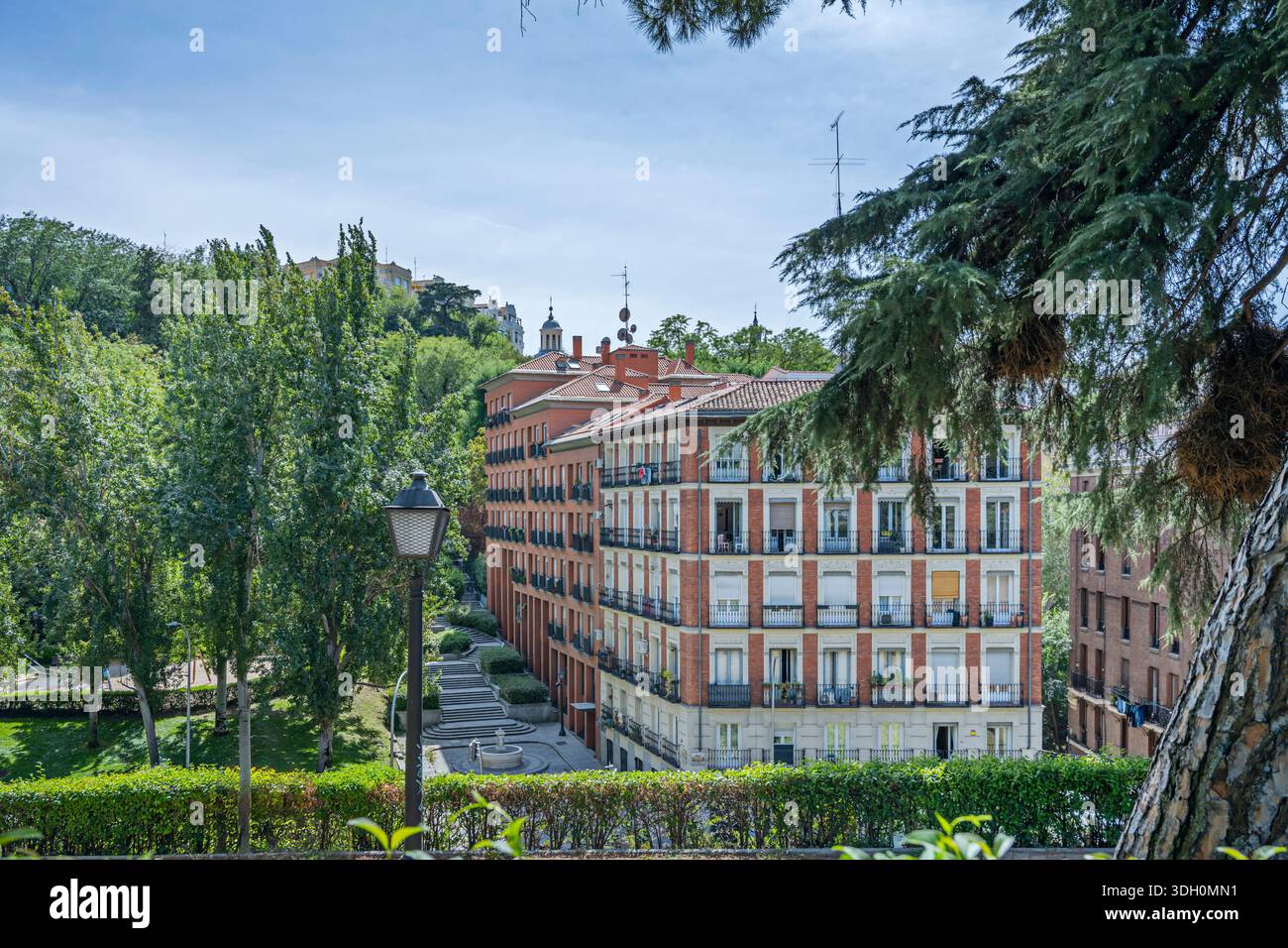 Image détaillée d'une façade de Madrid avec sgraffito, moulures autour des ouvertures, et la base typique de granit. Banque D'Images
