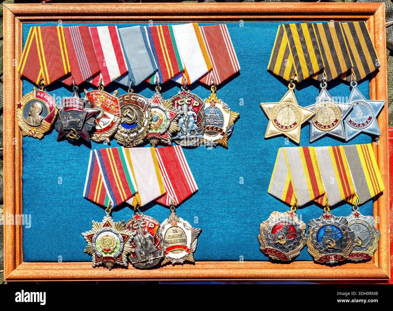 Samara, Russie - 25 mai 2024 : différentes commandes vintage de l'ancienne Union soviétique. Diverses récompenses militaires et civiles soviétiques Banque D'Images