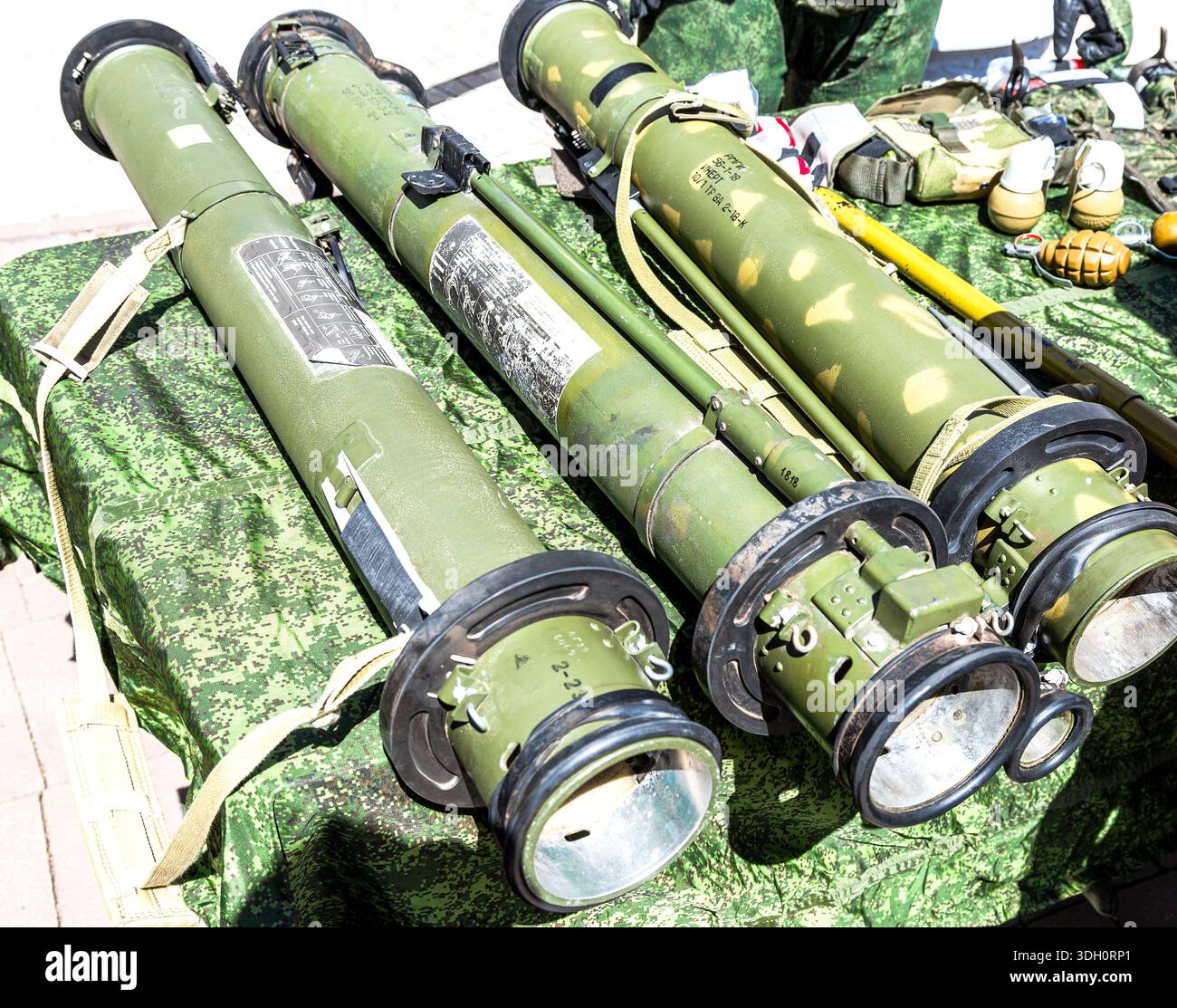 Samara, Russie - 25 mai 2024 : différents lance-grenades antichars. Lance-roquettes antichar jetables. Armes militaires de protection Banque D'Images