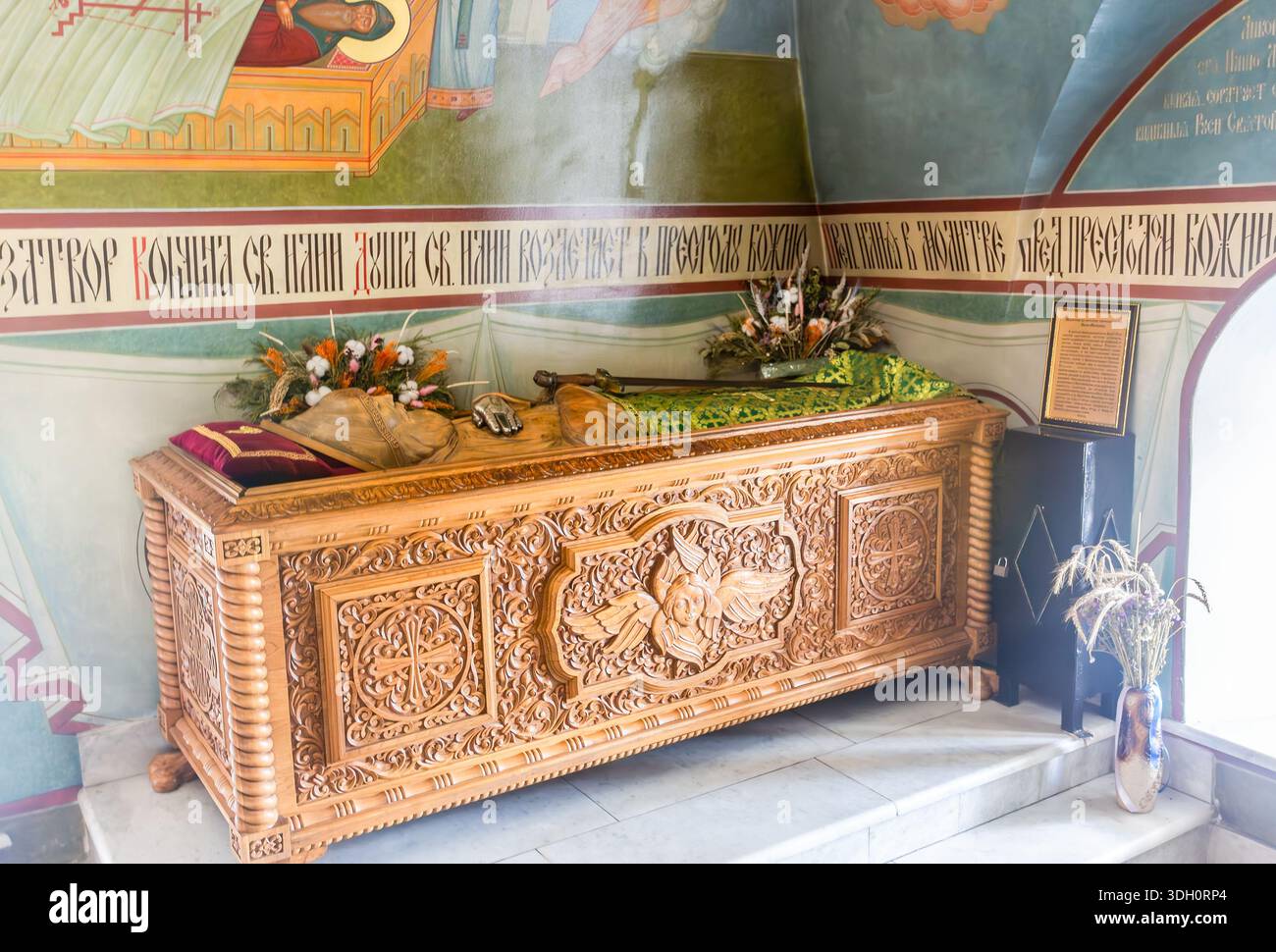 Murom, Russie - 19 juin 2024 : reliquaire avec une partie de la relique de l'église d'intercession Ilya Muromets, monastère Spaso-Preobrazhensky. Inscripti Banque D'Images
