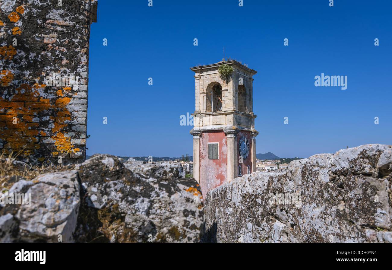 Tour de l'horloge dans la vieille forteresse de Corfou sur une île grecque de Corfou Banque D'Images