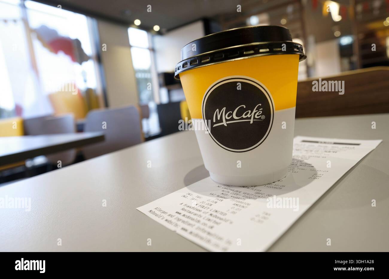 Café McCafe dans une tasse de papier dans le restaurant McDonalds, norfolk, angleterre Banque D'Images