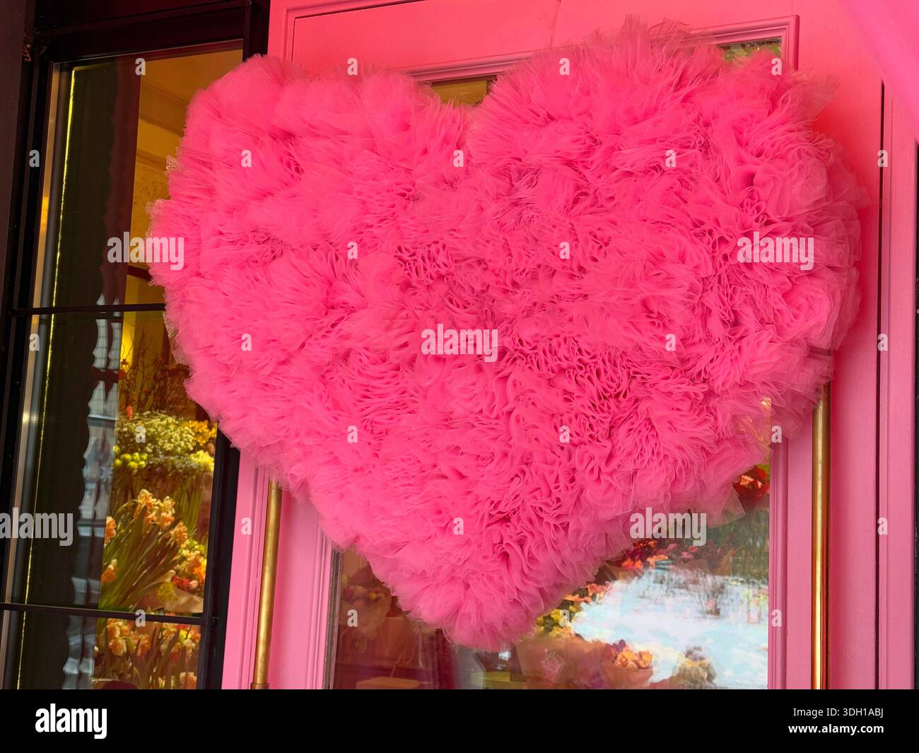 Cœur rose et duveteux sur la porte, décoration pour la Saint-Valentin. Banque D'Images