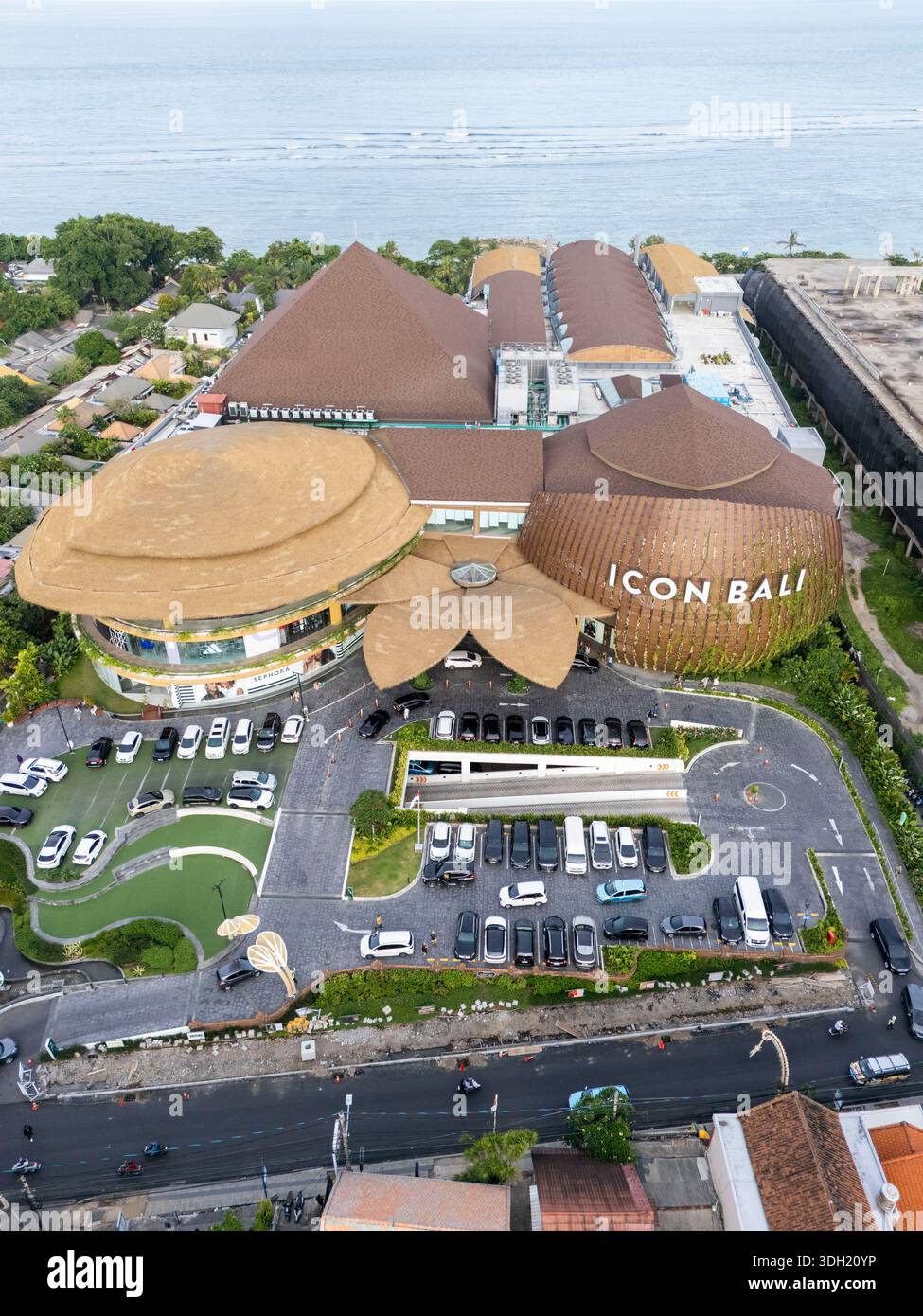 Vue aérienne du centre commercial ICON Bali en bord de mer avec une architecture moderne au bord de l'océan à Bali, Indonésie Banque D'Images