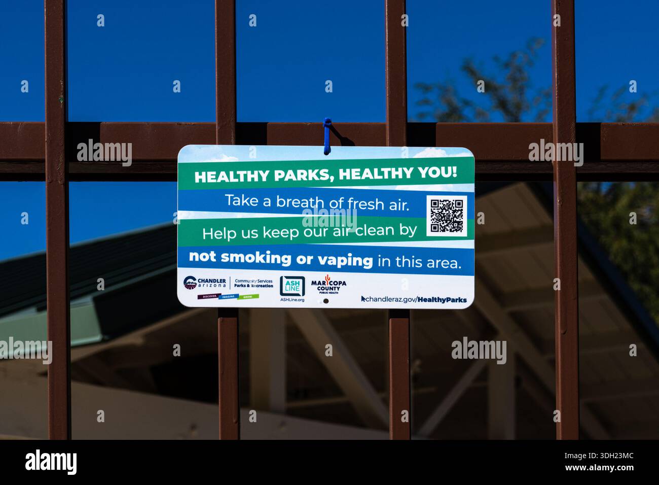 Chandler, AZ - 24 novembre 2025 : Healthy Parks, Healthy You signalétique au Desert Breeze Park indiquant une zone d'air pur avec interdiction de fumer ou de vapoter. Banque D'Images