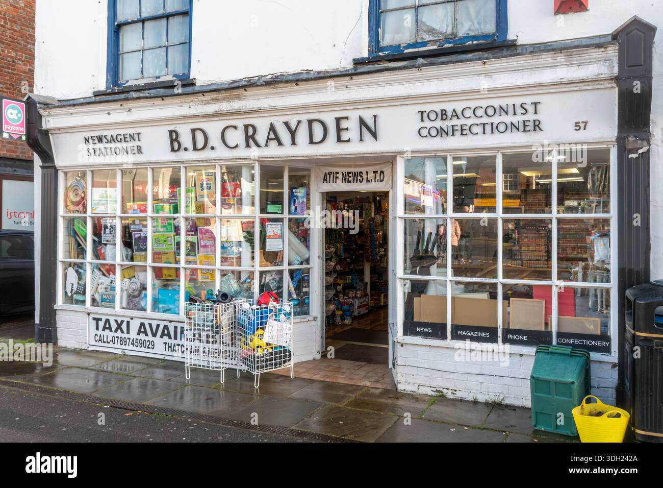 Petit magasin local général indépendant sur la Broadway dans la ville de Thatcham, B.D. Craydon Newagent Stationer Tbacconist Confisoner Banque D'Images