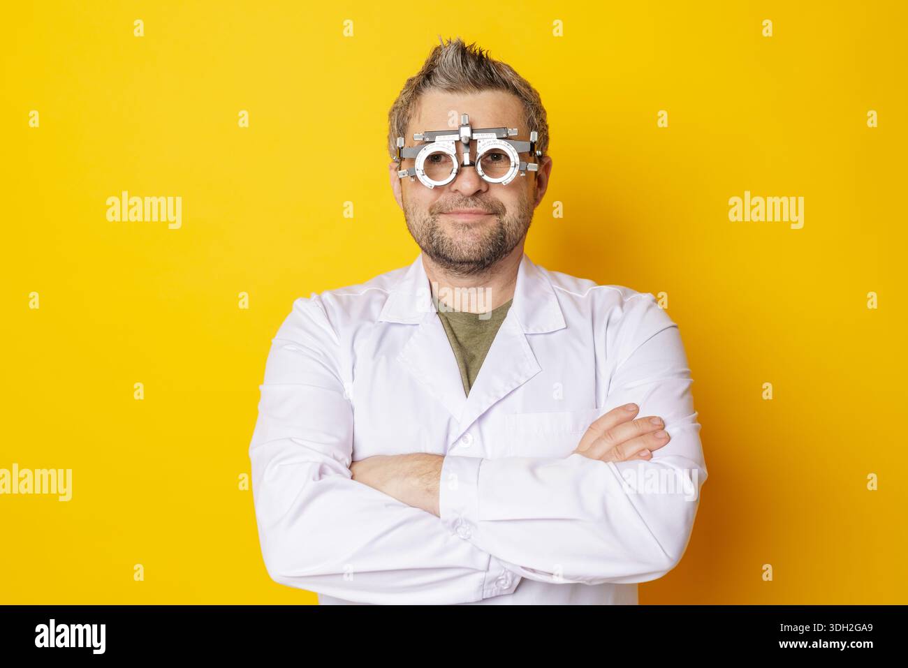 Optométriste masculin portant monture d'essai pour le concept de réfraction et de correction de la vision pour la prescription de lunettes ou de lentilles de contact sur fond jaune Banque D'Images