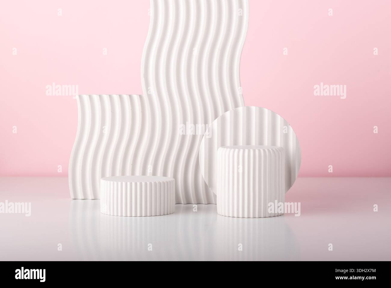 Scène de présentation de produits cosmétiques faite avec des accessoires de gypse sur fond rose. Petfect pour le placement et les conceptions de produits. Banque D'Images