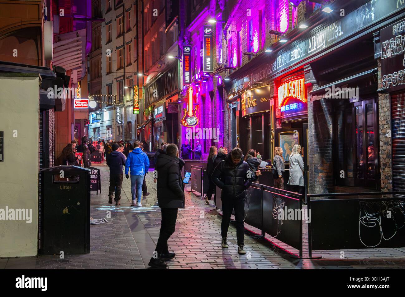 Liverpool, Royaume-Uni, 10 janvier 2026 : Mathew Street dans le centre-ville, une zone piétonne célèbre pour la salle de concert Cavern Club Banque D'Images