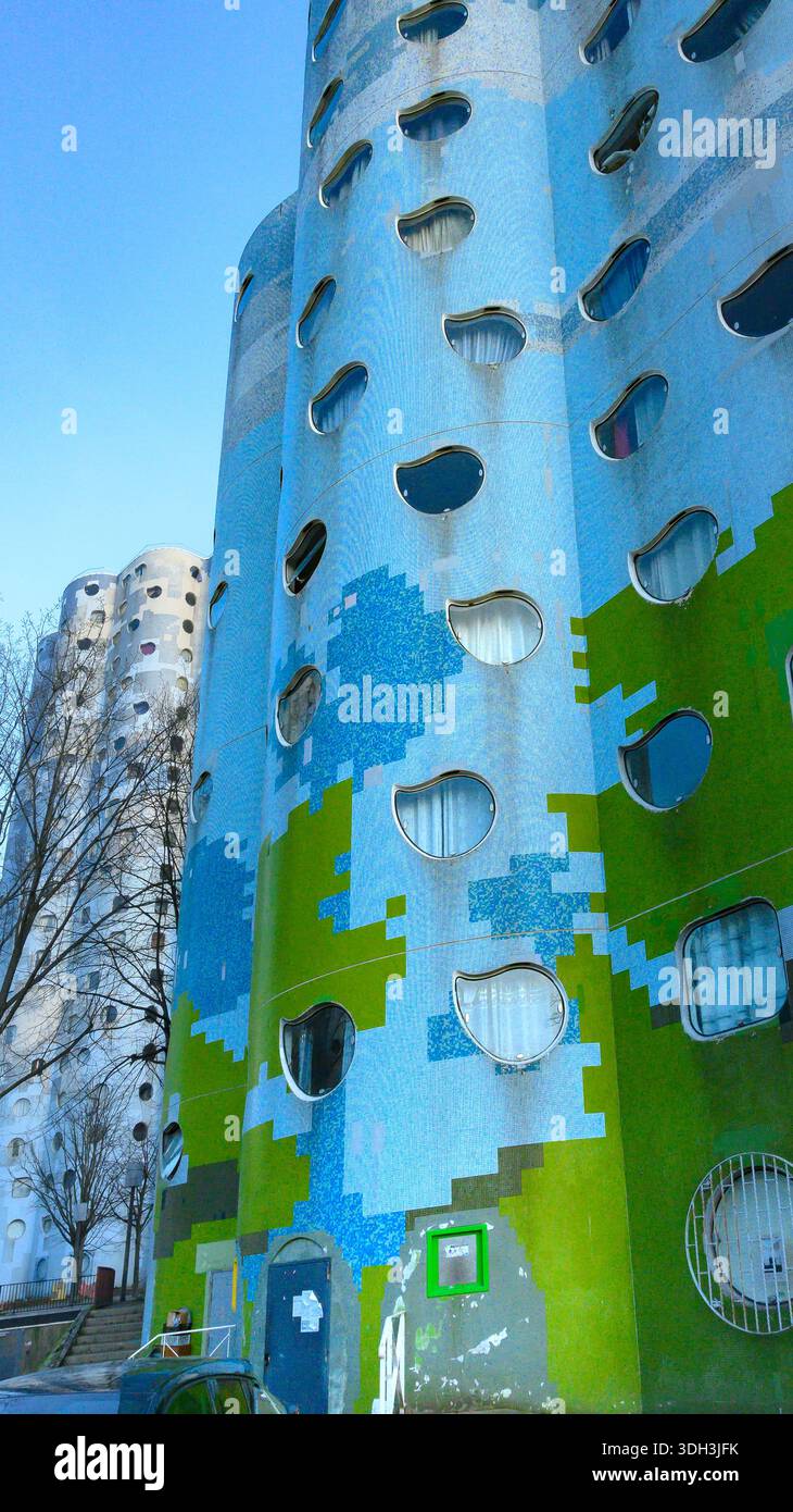 Nanterre, France, façade de logements sociaux bleus et verts. Banque D'Images
