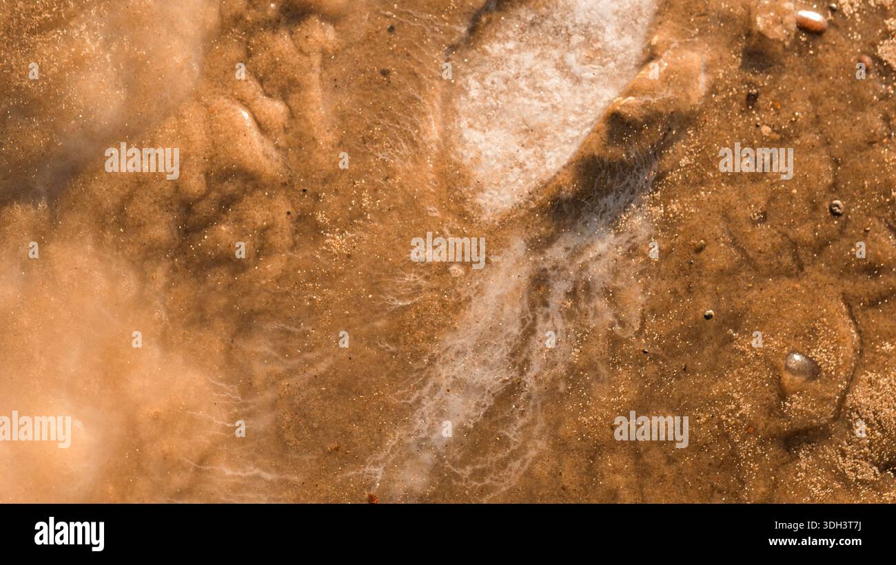 Glace gelée et texture de sable sur la côte hivernale Banque D'Images