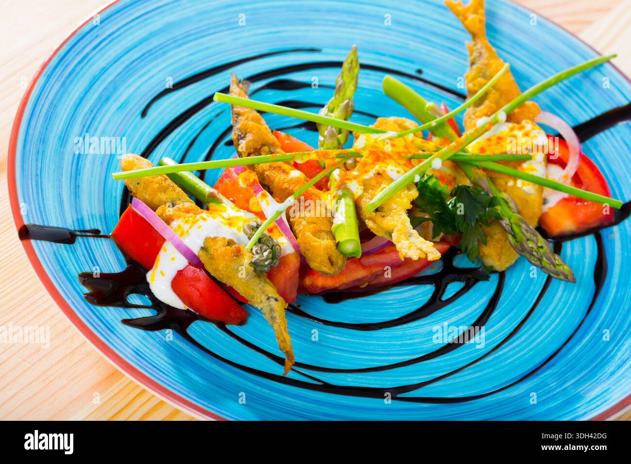 Anchois battus avec sauce et légumes Banque D'Images