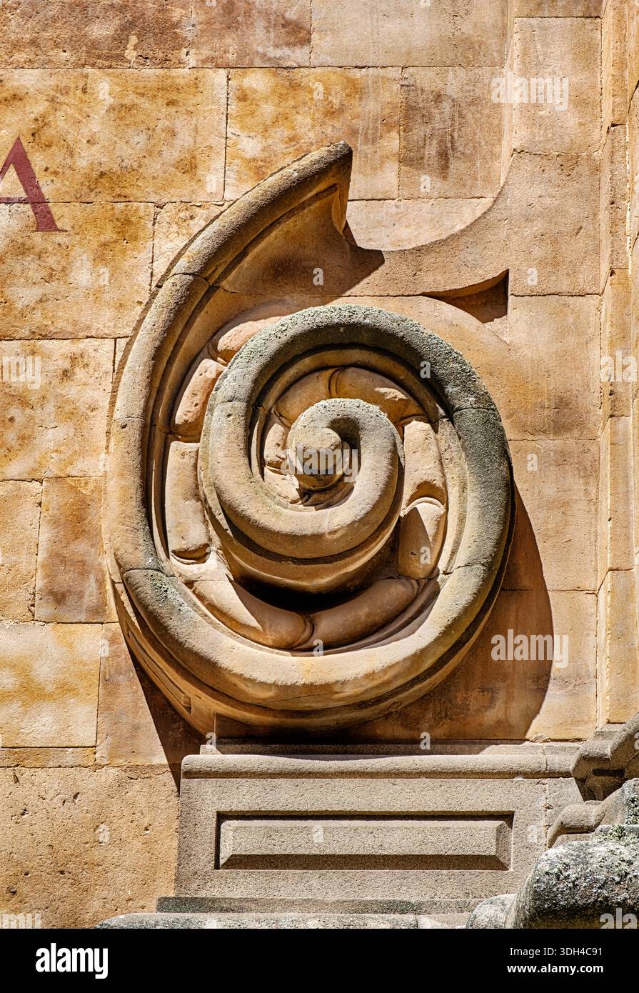 Un élément architectural décoratif en pierre avec une forme en spirale à l'extérieur d'une église de Salamanque ressemble à un rouleau. Banque D'Images