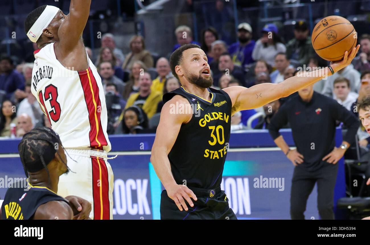 San Francisco, États-Unis. 19 janvier 2026. Stephen Curry (R) des Golden State Warriors se lance dans un match de basket-ball de saison régulière de la NBA 2025-2026 entre les Golden State Warriors et Miami Heat à San Francisco, États-Unis, le 19 janvier 2026. Crédit : Arthur Dong/Xinhua/Alamy Live News Banque D'Images