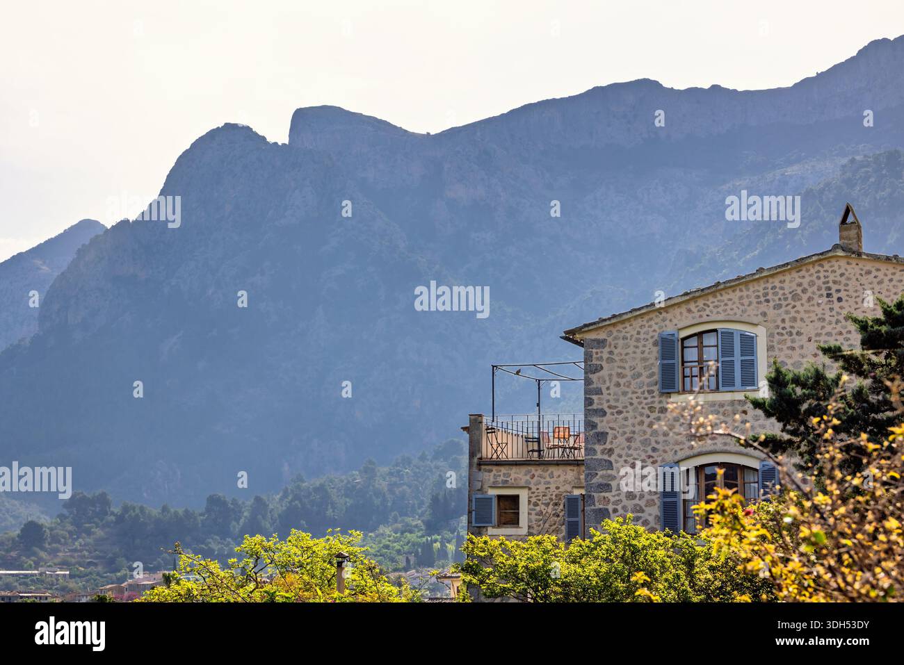 Maison avec terrasse sur une montagne avec des arbres verdoyants Banque D'Images