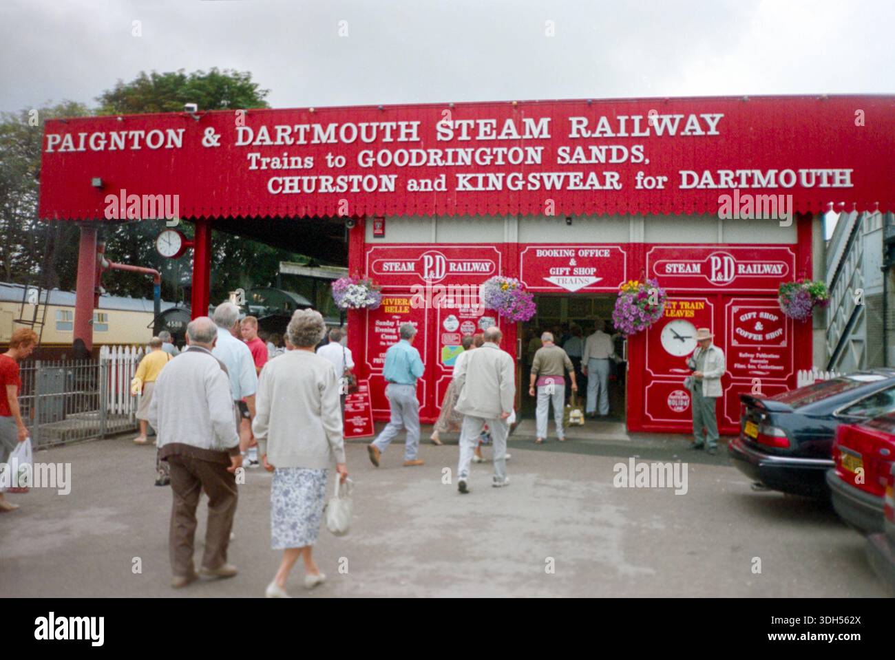 Le Paignton and Dartmouth Steam Railway, aujourd'hui le Dartmouth Steam Railway, est un chemin de fer historique de 6,7 km sur l'ancienne ligne de la Great Western Railway reliant Paignton et Kingswear dans le Devon, au Royaume-Uni. Entrée au chemin de fer, bureau de réservation et boutique de cadeaux à Paignton. Trains pour Goodrington Sands, Churston, Kingswear pour Dartmouth. Visiteurs seniors Banque D'Images