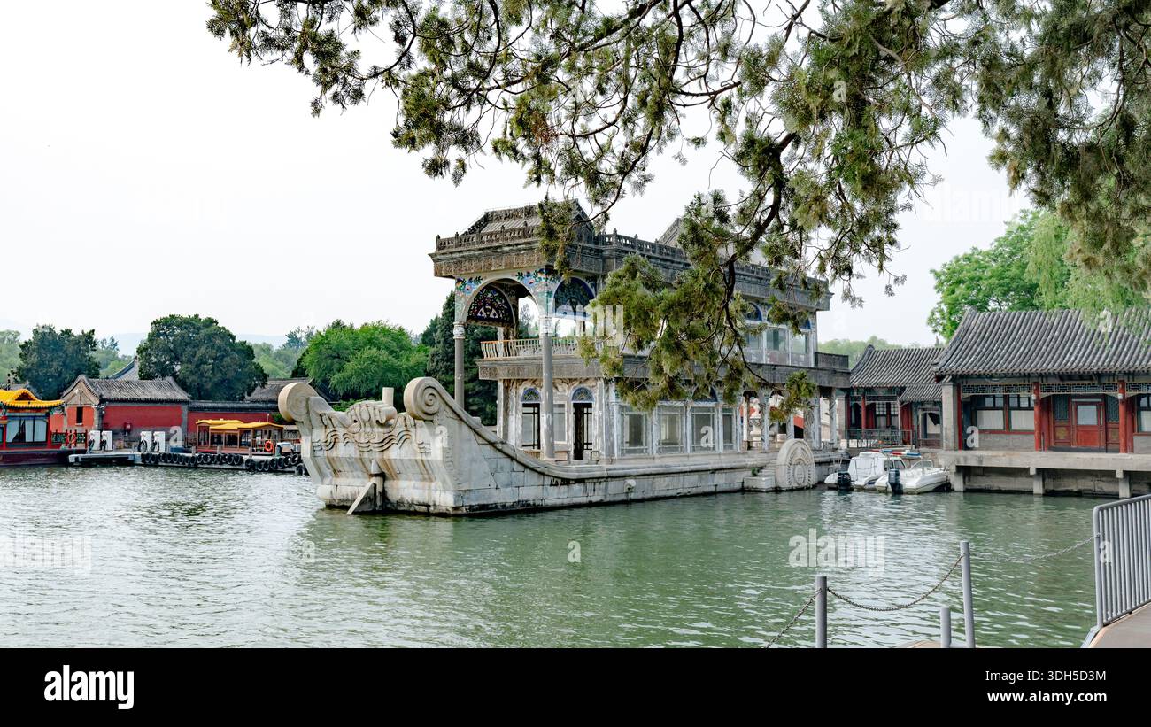 Le navire de marbre, commandé par l'impératrice Cixi, est un élément frappant du Palais d'été de Pékin, en Chine, symbolisant l'opulence de la fin Qing Banque D'Images