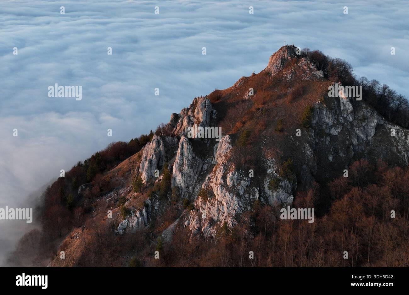 Paysage de montagne au-dessus des nuages, beau panorama de Slovaquie Banque D'Images