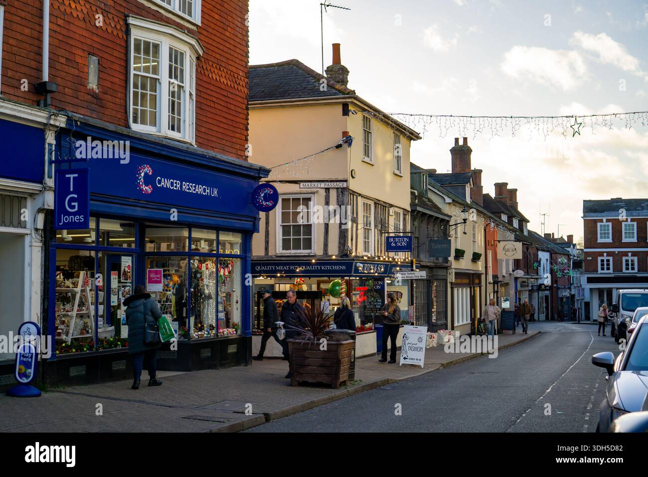 Magasins de safran Walden en hiver avec des lumières de Noël et des acheteurs Banque D'Images