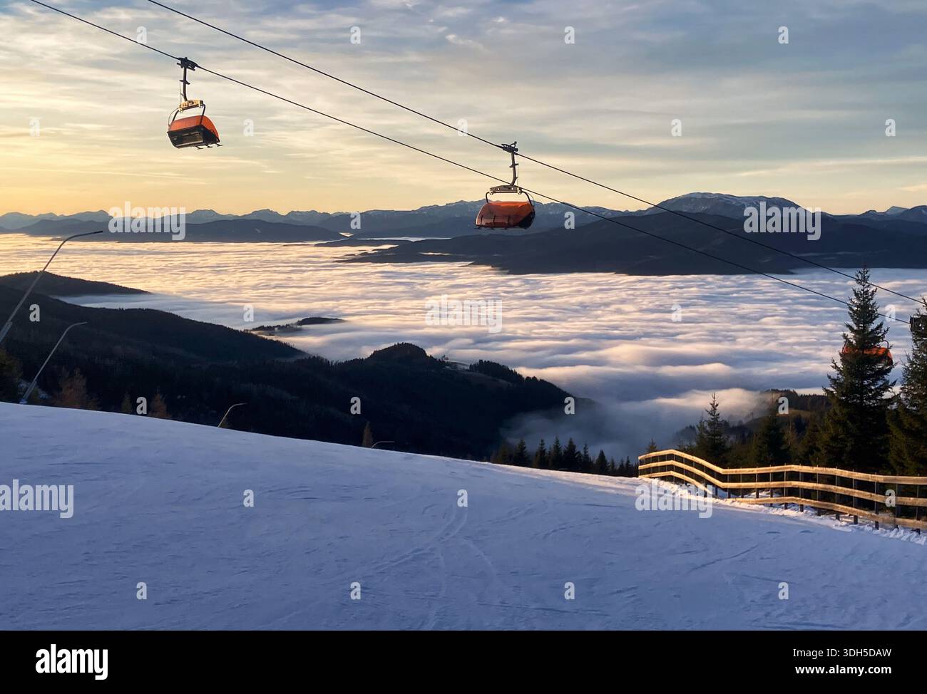 Stuhleck ski station pente paysage d'hiver blanc. Pente de montagne au coucher du soleil en Styrie, Alpes autrichiennes Banque D'Images