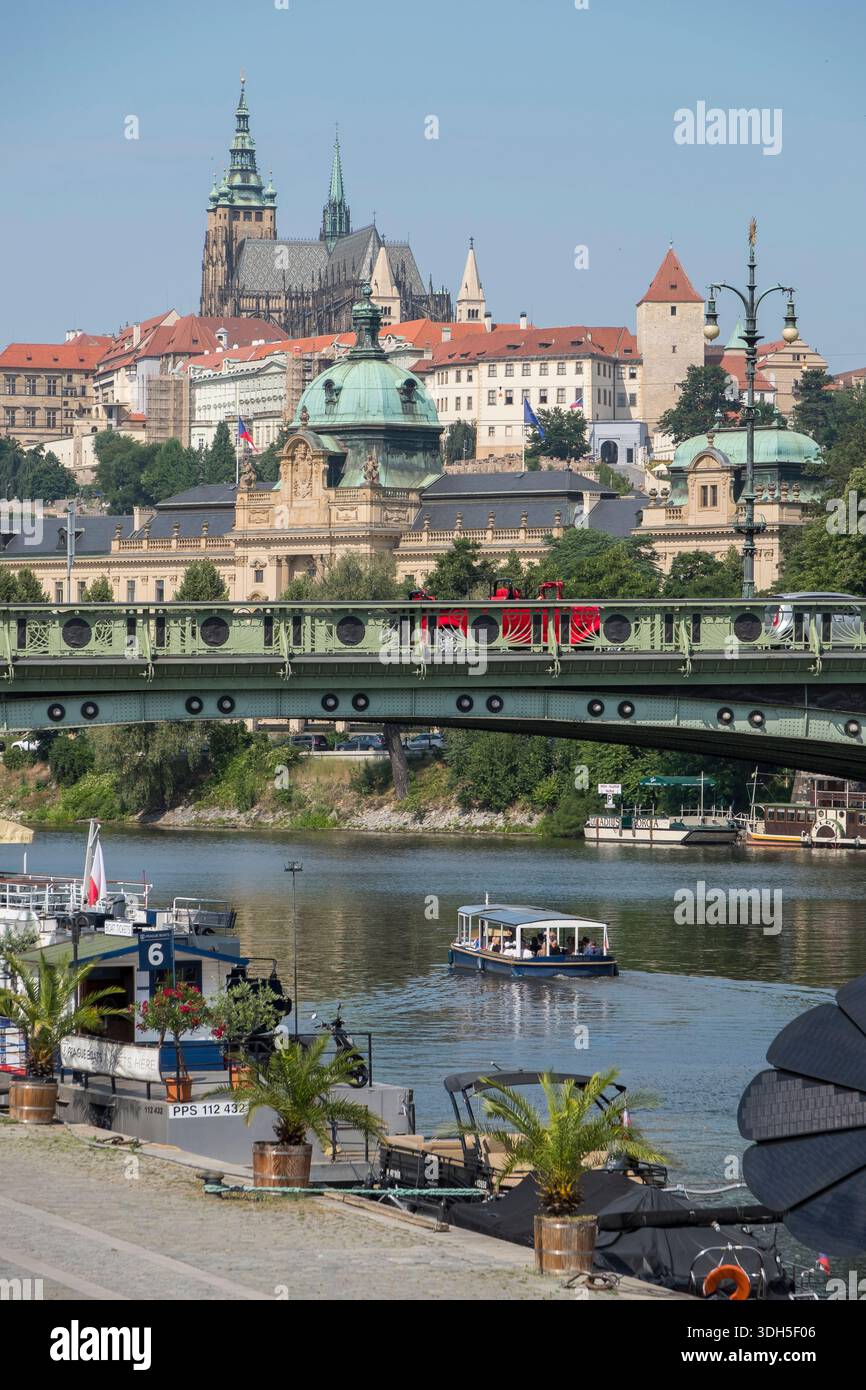 Rivière Vltava et vue sur la cathédrale et le château de Prague, République tchèque Banque D'Images