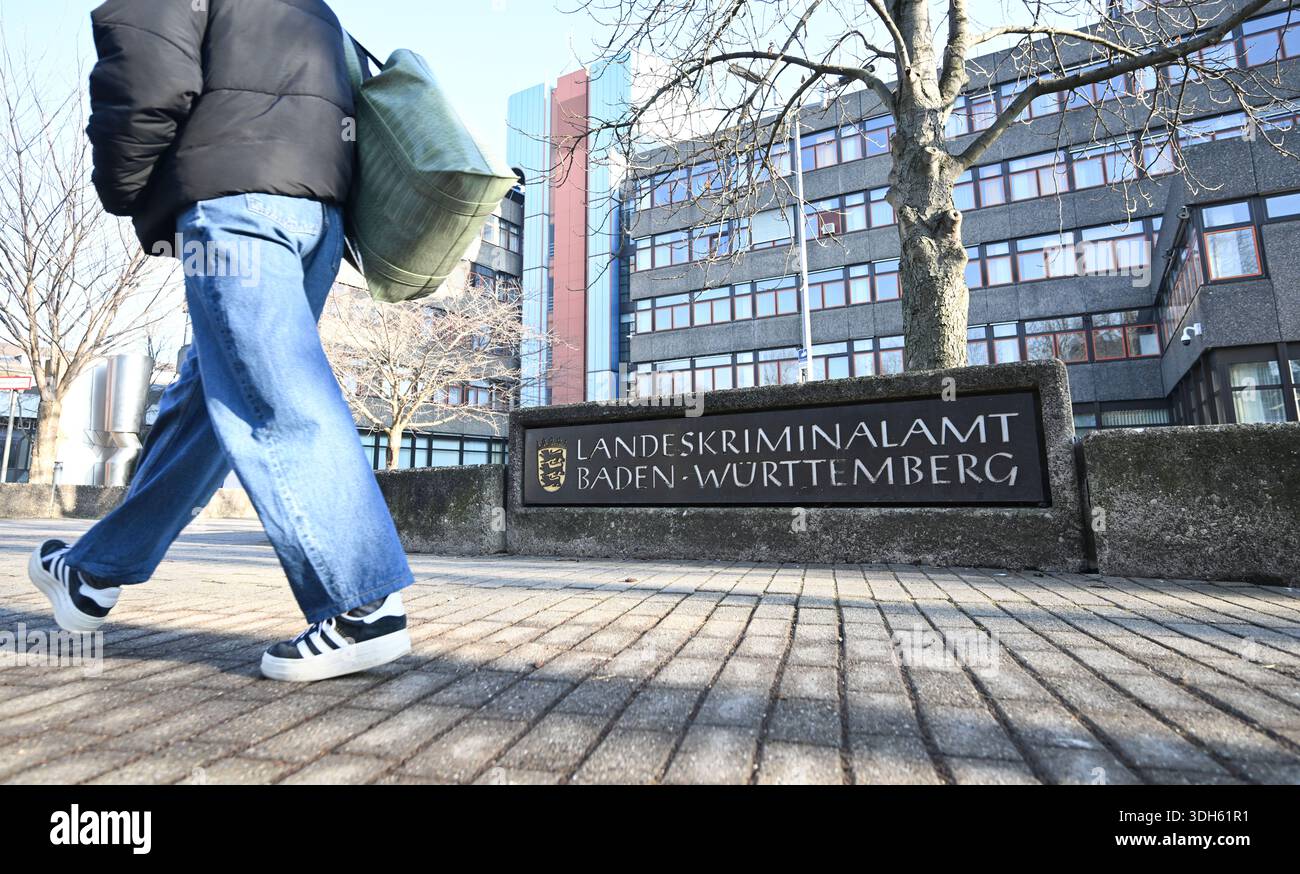 Stuttgart, Allemagne. 20 janvier 2026. Une pancarte portant la mention 'Landeskriminalamt Baden-Württemberg' ('Bureau national des enquêtes criminelles du Bade-Württemberg') se trouve devant le bâtiment du Bureau national des enquêtes criminelles. Le bureau du procureur enquête sur les soupçons de fraude au LKA. Crédit : Bernd Weißbrod/dpa/Alamy Live News Banque D'Images