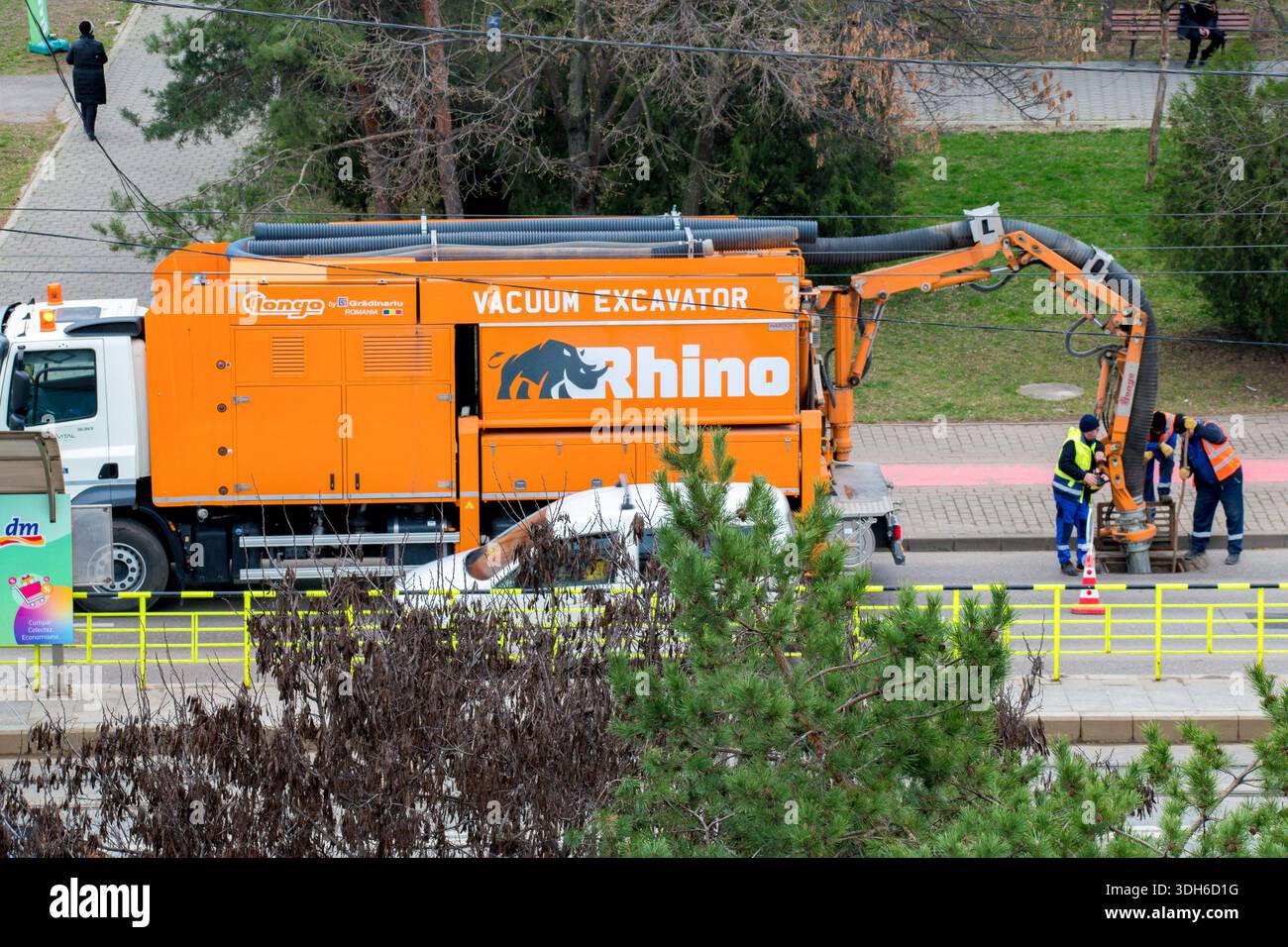 Les excavatrices à vide sont devenues la référence pour l'entretien urbain et le nettoyage des égouts. Banque D'Images