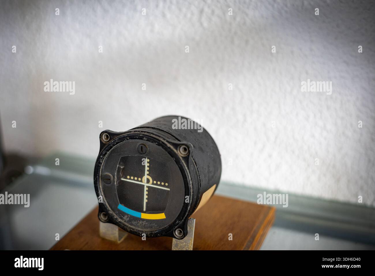 Indicateur d'horizon artificiel indiquant l'attitude d'un avion d'époque Banque D'Images